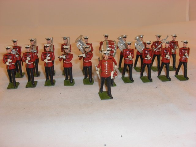 Britains #2014 US Marine Band: Britains #2014 US Marine Band; condition excellent; 21 pieces; post war.