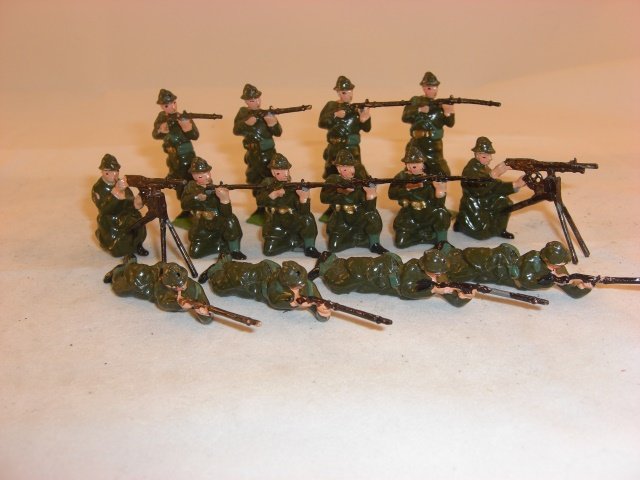 Britains #1383 Belgian Infantry Service Dress: Britains #1383 Belgian Infantry Service Dress; condition excellent; 14 pieces; post war.