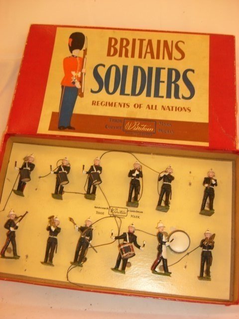Britains #1291 Royal Marine Band: Britains #1291 Royal Marine Band; condition excellent; 12 pieces loose in good box; post war.