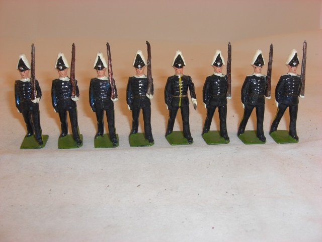 Britains #2935 Svea Livgard Ceremonial Dress: Britains #2935 Svea Livgard Ceremonial Dress; officer’s sword broken off; condition excellent; 8 pieces; post war.