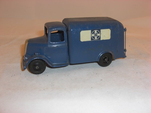 Britains #1513 Volunteer Corps Ambulance: Britains #1513 Volunteer Corps Ambulance (no driver); condition excellent; 1 piece; post war.