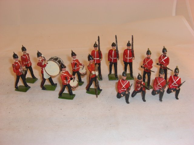 Britains Infantry of the Line Figures: Britains Infantry of the Line figures; condition excellent; 15 pieces; post war.