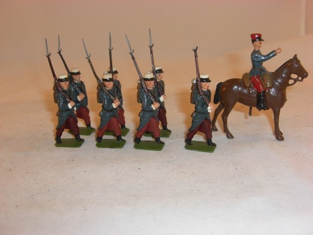 Britains #1711 French Foreign Legion: Britains #1711 French Foreign Legion; mismatched; 1 bayonet broken off; 8 pieces; post war.