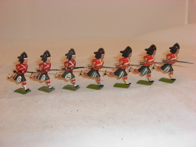 Britains Various Highlanders Charging: Britains various Highlanders charging; 2 Seaforth 1 Black Watch post war; 4 Black Watch pre war; condition excellent; 7 pieces.