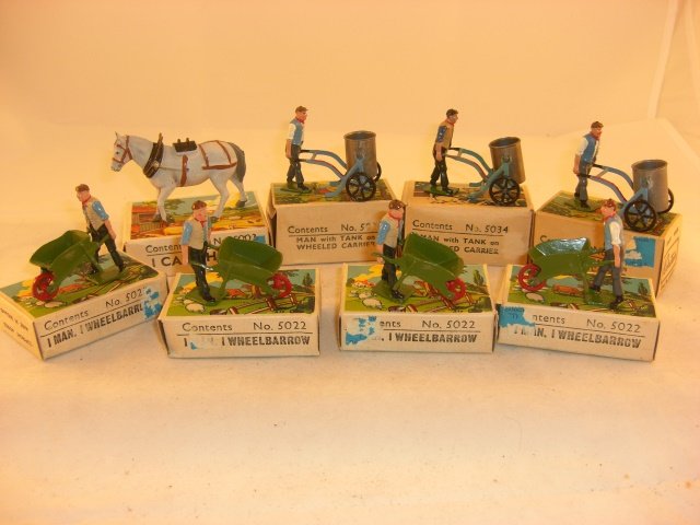 Britains Civilians & Boxes: Britains civilians/boxes; pristine condition; 15 pieces and boxes; post war.