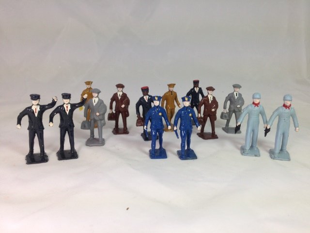 Lincoln Log Railway Personnel: Lincoln Log Railway Personnel; condition excellent; post war; 14 pieces.