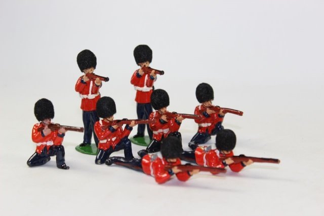 Timpo British Guardsmen: In Action Flocked Bearskins Excellent No Box 8 Pieces.
