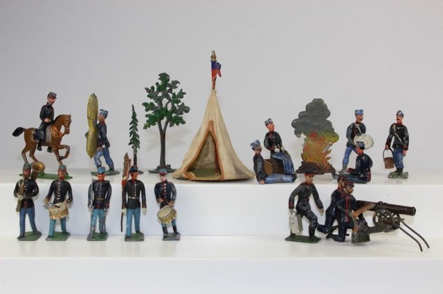 Heyde French Military Encampment: Includes 5 Members Machine Gun Perimeter Team, Mounted Officer And Troops Eating at Campfire 50mm Very Good Condition No box 18 Pieces.