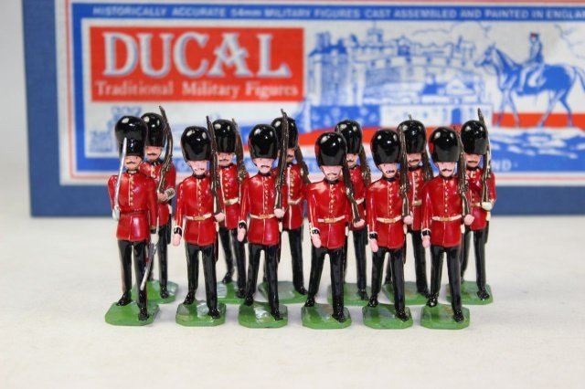 Ducal Coldstream Guard: #87A And #87B Officer With Troops Marching Shoulder Arms Excellent Condition With Box 12 Pieces.