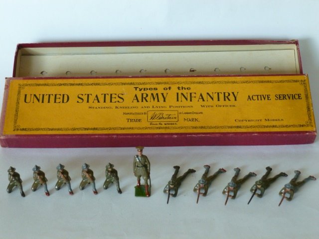Britains Set #1251 U.S. Army Infantry: Pre-War. 11 pieces untied. 10 firing and an officer. 7 soldiers with Sienna brown boots, plus 4 soldiers with dark brown boots. Retaining card available In original box. Condition excellent. Box very