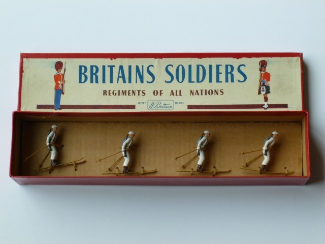 Britains Set #2017 Ski Troops, ROAN: Post war. 4 pieces. Tied in original R.O.A.N. box. Condition excellent. Box very good.