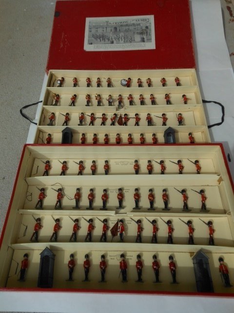 Britains Set #9424 Changing of the Guard: Scots and Coldstream Guards. 86 pieces, tied in an original illustrated box, with tray that lifts out. (formerly set #1555) Band is plastic drum version. Post War. Condition excellent. Box very good.