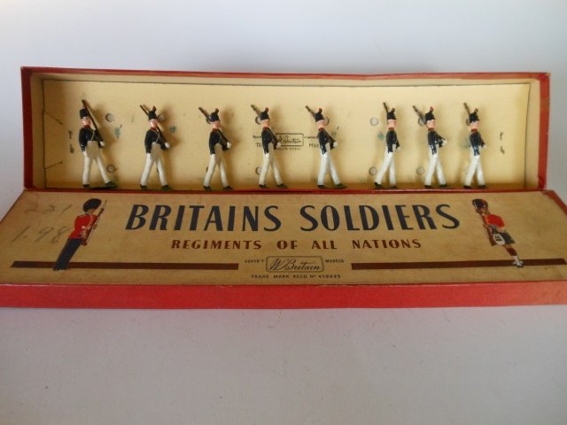 Britains Set #221 Uruguayan Army Cadets, ROAN: Alumnos dela Escuela Militar. 8 pieces. Post War. Untied. Retaining card inside original R.O.A.N. box. Condition excellent. Box very good, pencil writing on label.