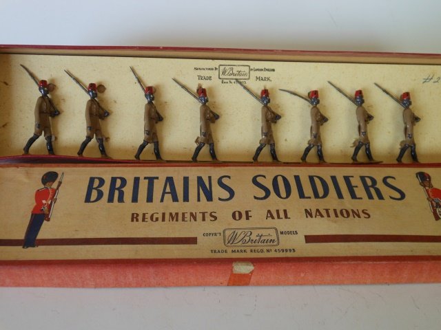 Britains Set #225 King’s African Rifles, ROAN: 8 pieces. Post War. Untied. Retaining card in original R.O.A.N. box. Condition excellent. Box very good.