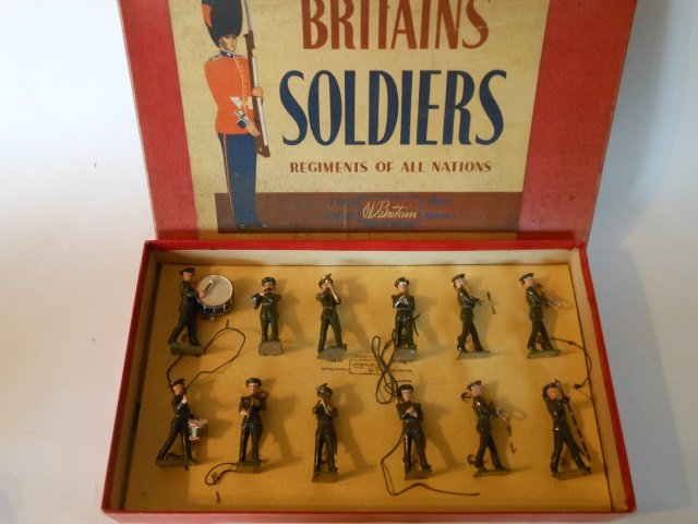 Britans Set #1301 U.S.A. Military Band, ROAN: Active service dress. 12 pieces. Post War. Untied. Retaining card inside original R.O.A.N. box. Condition excellent. Box very good, one corner of lid split.