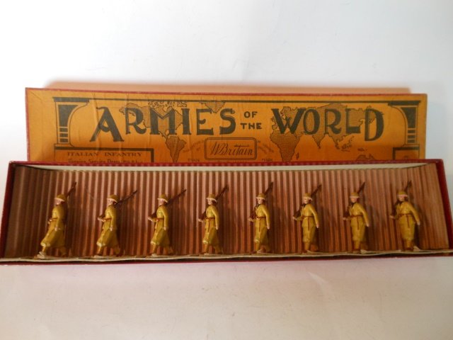 Britains Set #1435 Italian Infantry, Dessert: With Dessert uniform, Shrapnel-Proof Helmet. 8 pieces. Pre-War. Slotted in retaining card. In original Armies of the World box. Condition excellent. Box very good.