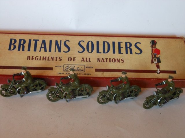 Britains Set #1791 Royal Corps of Signals, ROAN: M/C Dispatch Riders. 4 pieces riding motorcycles. Post War. Untied. No retaining card. In original R.O.A.N. box. Condition excellent. Box very good.
