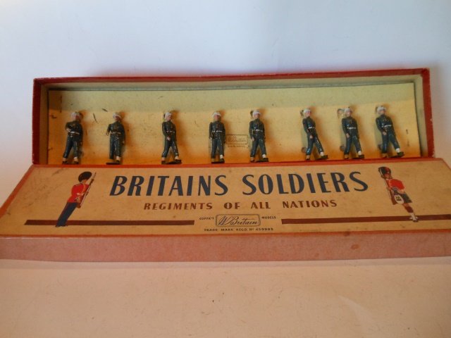 Britains Set #2021 USA Snowdrops M.P., ROAN: 8 pieces. Post War. Untied. Retaining card inside R.O.A.N. box. Condition excellent. Box very good.