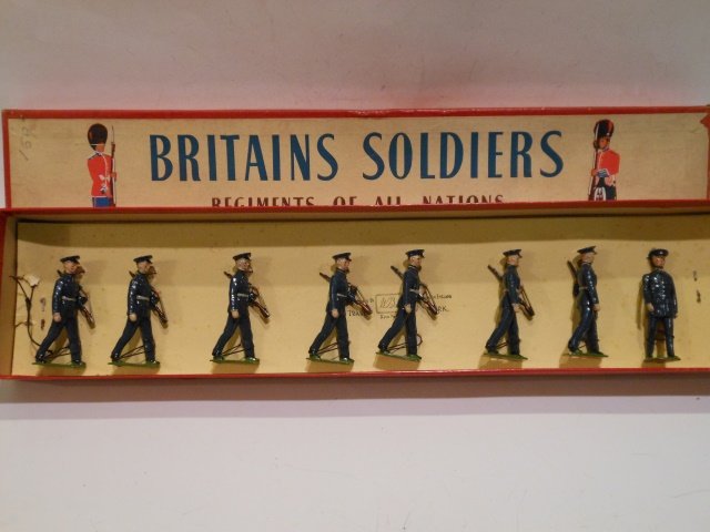 Britains Set #2044 U.S. Air Corps ROAN: 1949 Uniform with Officer. 8 pieces. Post War. Tied in original R.O.A.N. box. Condition excellent. Box very good.