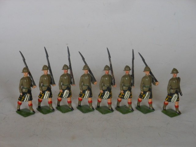 Britains Set #1901 Cape Town Highlanders: With Officer. Post War. Unboxed. 8 Pieces. Condition Very Good.
