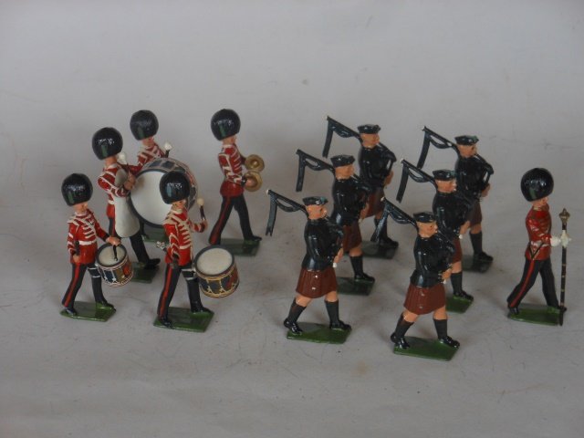 Britains Set#2096 Irish Guards Pipe Band: Post War. Unboxed. 12 Pieces. Condition Very Good.