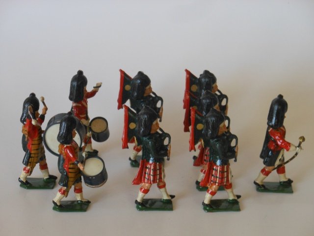 Britains Set #2179 Rare Black Watch Pipe Band: 9 pieces. Post War. Unboxed. Condition very good. (some drum decals worn.)