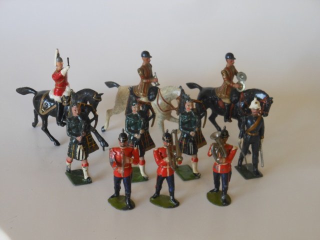 Britains Assortment: Pre-War and Post War. Including slotted arm I.O.L. Bandsmen, Pipers, Life Guard Bandsman, and Royal Marine Officer. 10 pieces. Condition very good.