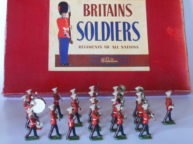 Britains Set #2014 U.S. Marine Band: 21 pieces in original R.O.A.N. box. Post War. Condition very good. Box very good.