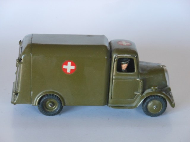 Britains Set #1518 Army Ambulance: 1 piece with driver. Unboxed. Post War. Condition very good.