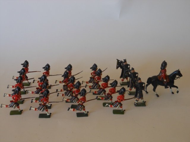 Britains Set #2065 Seaforth Highlanders Display: Charging. With Pipers and mounted Officer. 22 pieces. Post War. Unboxed. Condition very good.