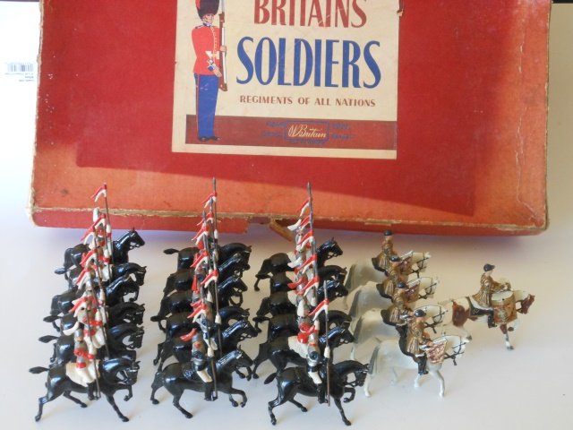 Britains Set #2085 Musical Ride: Of the Household Cavalry. With original R.O.A.N. box. 23 pieces. Post War. Condition very good. Box very good.
