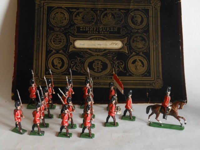 Heyde British Guardsmen: Foot and Mounted Officers and Flag Bearer. 18 Pieces. Pre-War. With an original box top. Condition Very good.