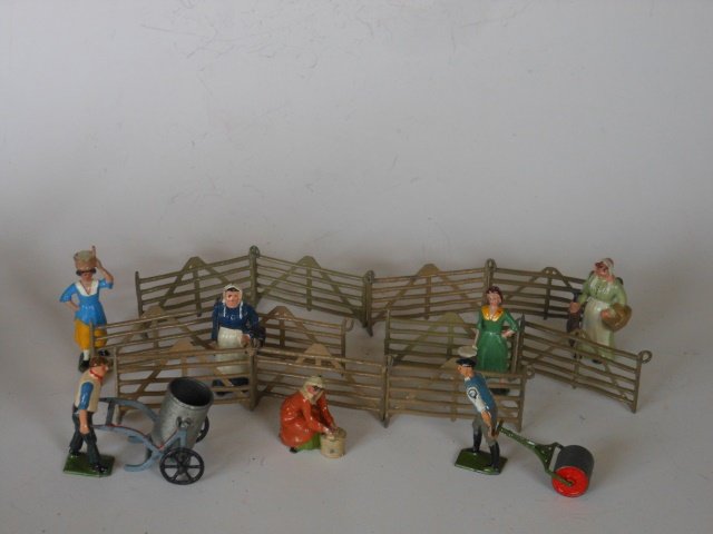 Britains Farm Assortment: Milk maids, farmers wife, farm workers, fences, etc. Post War. Unboxed. Condition very good. 19 pieces.