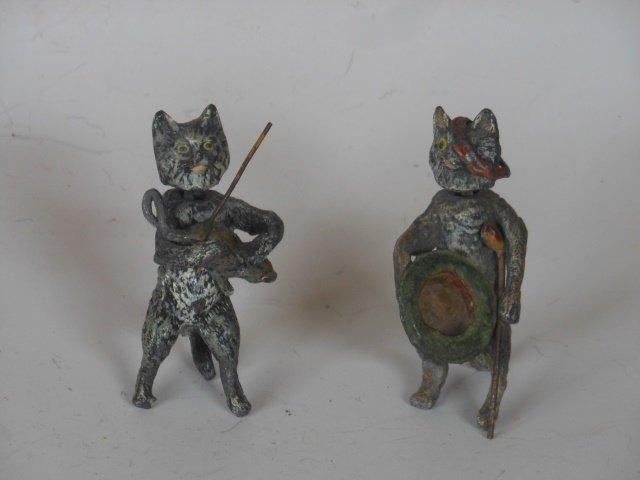 Heyde Nodding Cats: 2 pieces. Pre-War. One playing violin (rat), other blind beggar with stick. Unboxed. Condition very good.