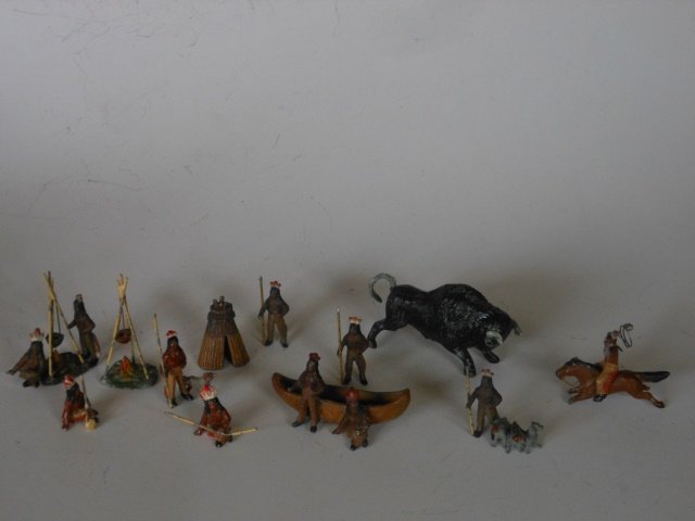 Heyde Indian Encampment: Miniature Indian figures with buffalo. 14 pieces. Unboxed. Condition very good.