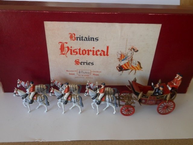 Britains #2094 State Open Landau: 13 pieces with original Historical Series box. Post War. Unboxed. Condition excellent. Box very good.