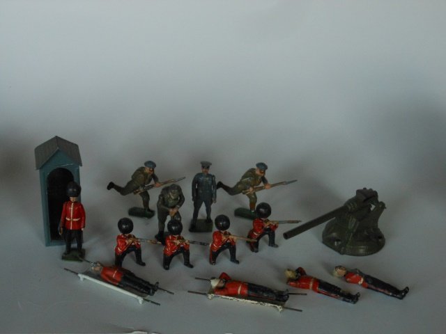 Britains Assortment: 17 pieces. Pre-War and Post War. Anti-aircraft gun. Guards, Sentry and Sentry box. Items from set 137 wounded in stretchers, and others. Unboxed. Condition good.
