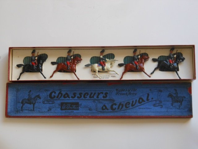 Britains Set #139 Chassuers A Cheval: 5 pieces, in a retaining card with original box. Post War. Condition very good. Box very good.