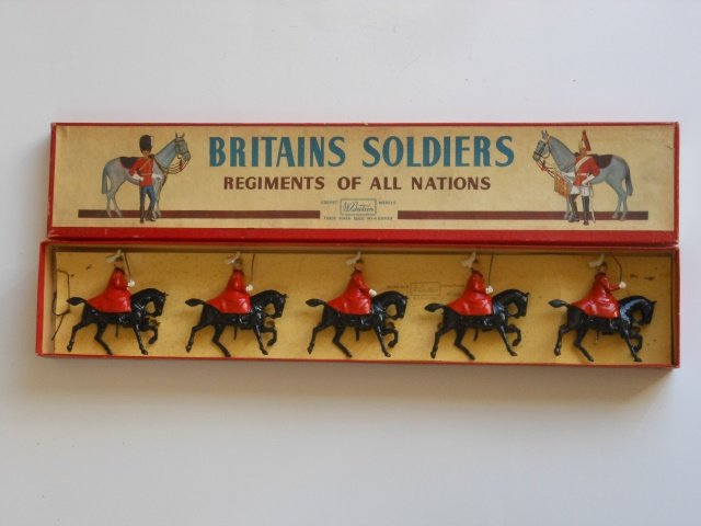 Britains Set #400 Life Guards in Cloaks: 5 pieces, tied in original R.O.A.N. box. Post War. Condition excellent. Box excellent.