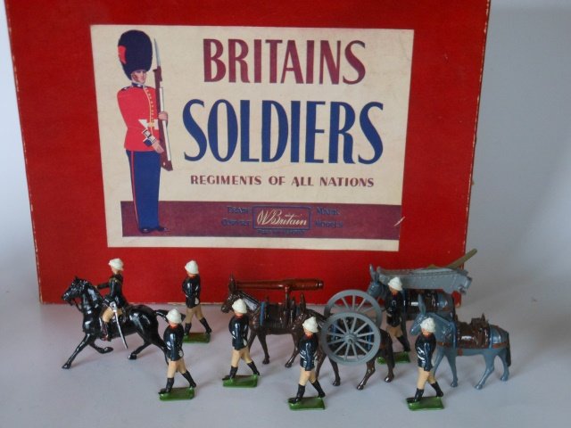 Britains Set #28 Mounted Artillery: 12 pieces with original R.O.A.N. box. Untied. Post War. Condition very good. Box very good.