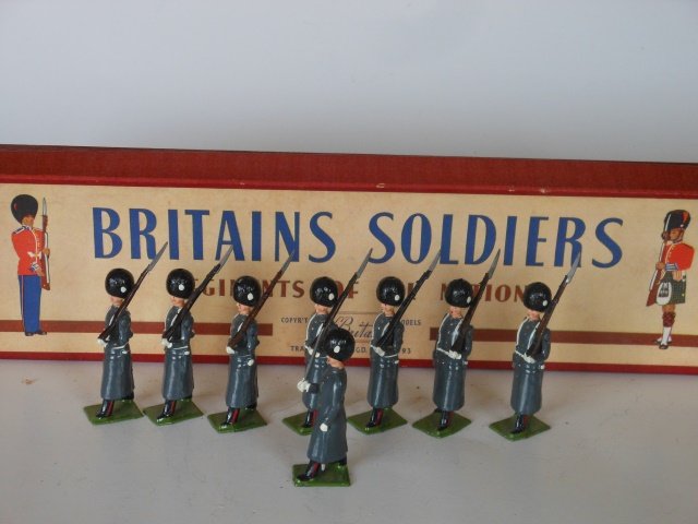 Britains Set #312 Grenadier Guards: Winter Dress. 8 pieces with original R.O.A.N. box. Untied. Post War. Condition very good. Box very good.