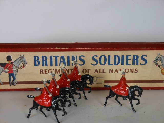 Britains Set #400 Life Guards in Cloaks: Winter Dress. 5 pieces with original R.O.A.N. box. No tie card. Post War. Condition very good. Box very good.