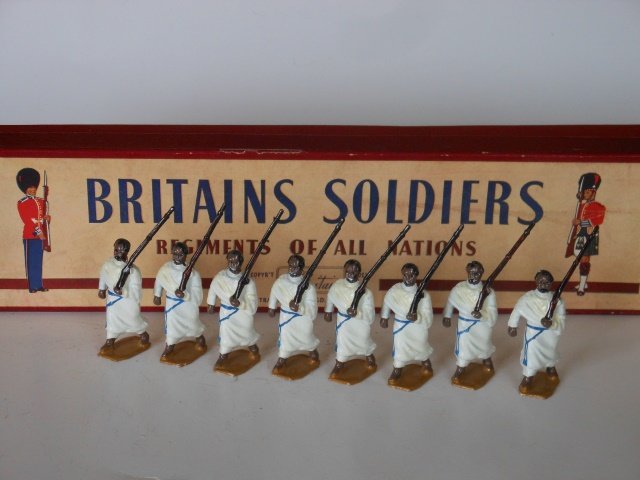 Britains Set #1425 Abbyssian Tribesmen: 8 pieces with original R.O.A.N. box. No tie card. Post war. Condition very good, but some figures are embellished. Box very good.