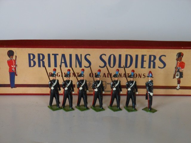Britains Set #1437 Italian Carabinieri Infantry: 8 pieces with original R.O.A.N. box. No tie card. Post War. Condition very good. Box very good.
