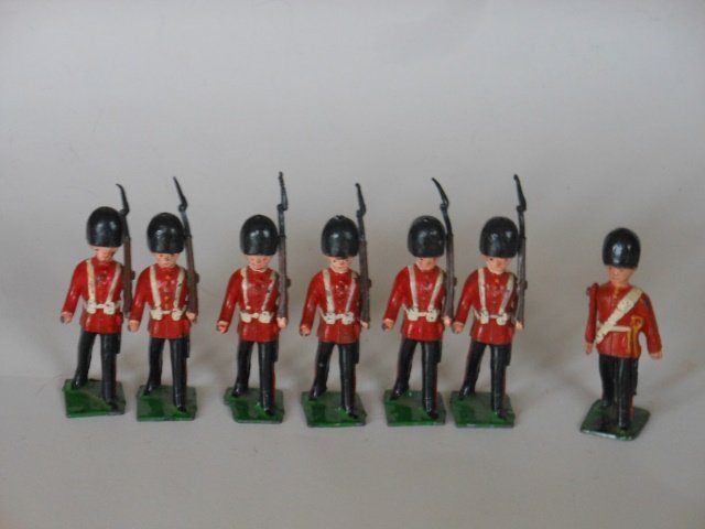 Johillco Guardsmen: 7 pieces including officer. Unboxed. Post War. Condition very good. Box very good.