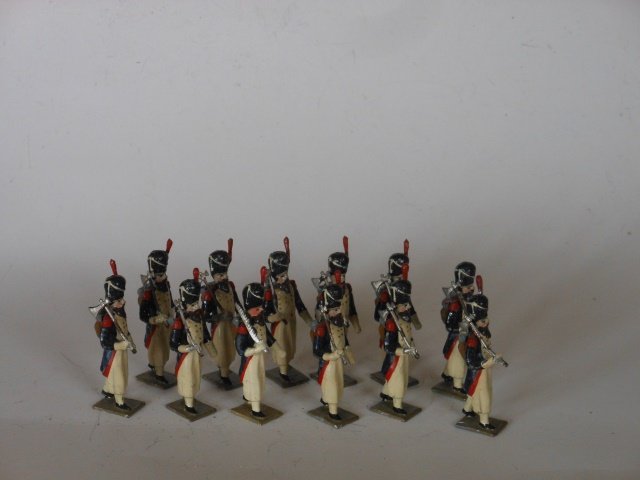 Mignot Old Guard Pioneers: 12 pieces. Post War. Unboxed. Condition very good.
