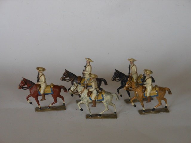 Mignot Buffalo Troops: 5 pieces. Post War. Unboxed. Condition very good.