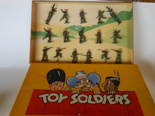 Britains Second Grade, Khaki: 16 pieces. Post War. Tied in Illustrated box. Condition excellent. Box good.