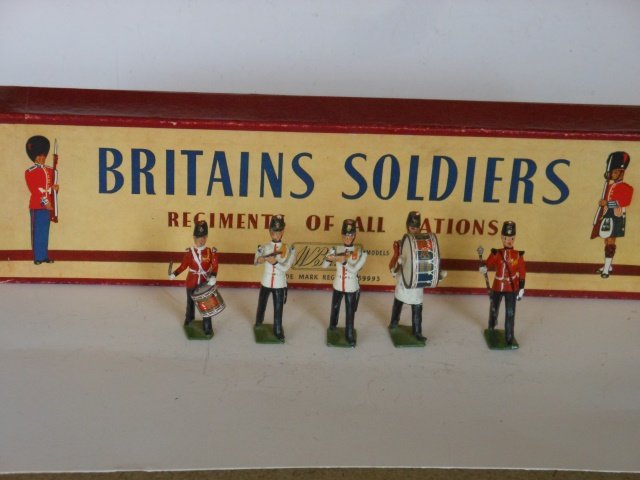 Britains Set #2177 Fort Henry Guards Band: 5 pieces in original R.O.A.N. box. Post War. Untied. Condition excellent. Box very good.