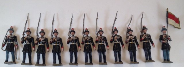 Mignot Monaco Troops: 11 pieces. Condition Very Good. No Box; bent guns.
